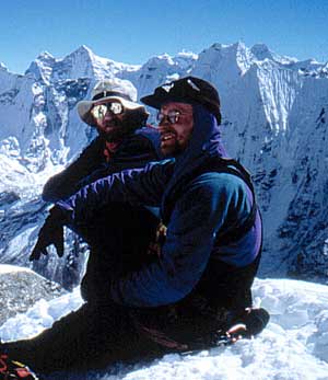 Ich (Ralf Brehl) und Piet (im Vordergrund) am Gipfel des Island Peak 6189m