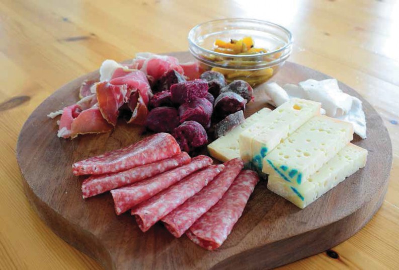 Brotzeit mit Fontina-Käse und Rote-Beete-Würstl im Refugio Arbolle